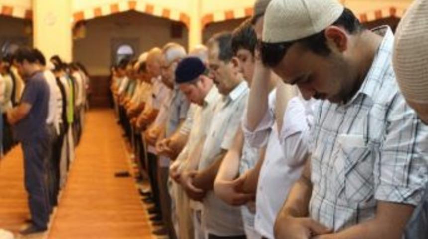 İlk Teravihte &lsquo;selam&rsquo; Esirgenmedi