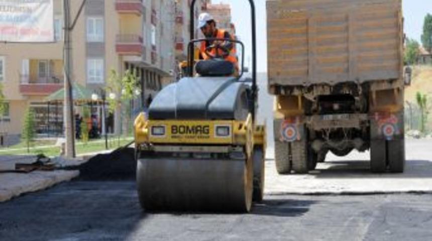 Pursaklar&rsquo;da Yeni Iş Makineleri Asfalt Mesaisine Başladı