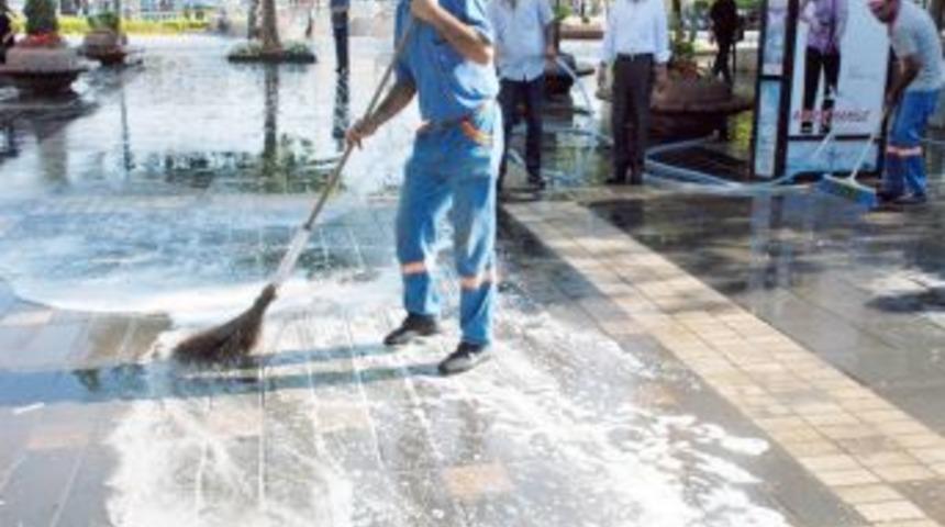 Melikgazi&rsquo;de Caddeler Deterjanlı Suyla Yıkandı