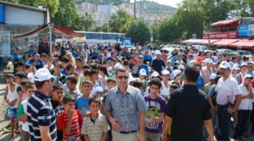 Risk Altındaki &Ccedil;ocuklar Polislerle K&ouml;rfez Turuna &Ccedil;ıktı