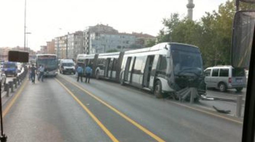 Metrob&uuml;s Yoldan &Ccedil;ıktı: 1 Yaralı