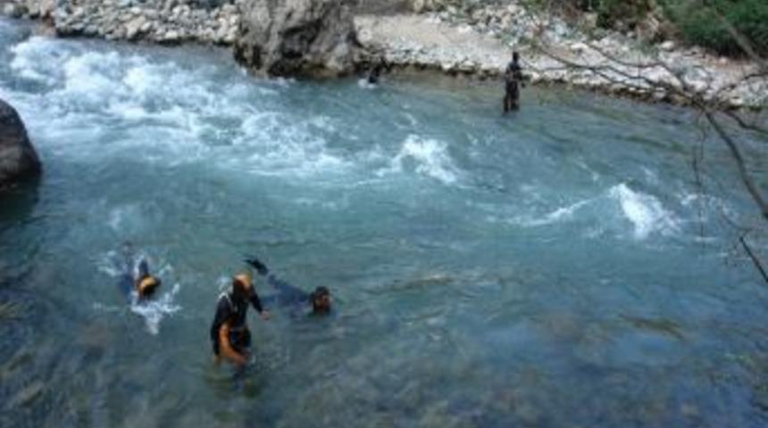 Artvin'de Dereye D&uuml;şen İmam İ&ccedil;in Arama &Ccedil;alışmaları S&uuml;r&uuml;yor