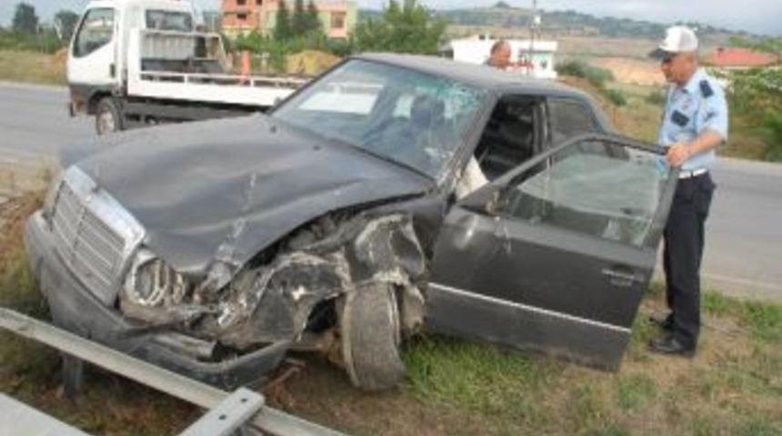 Samsun'da Otomobil Direğe &Ccedil;arptı: 2 Yaralı
