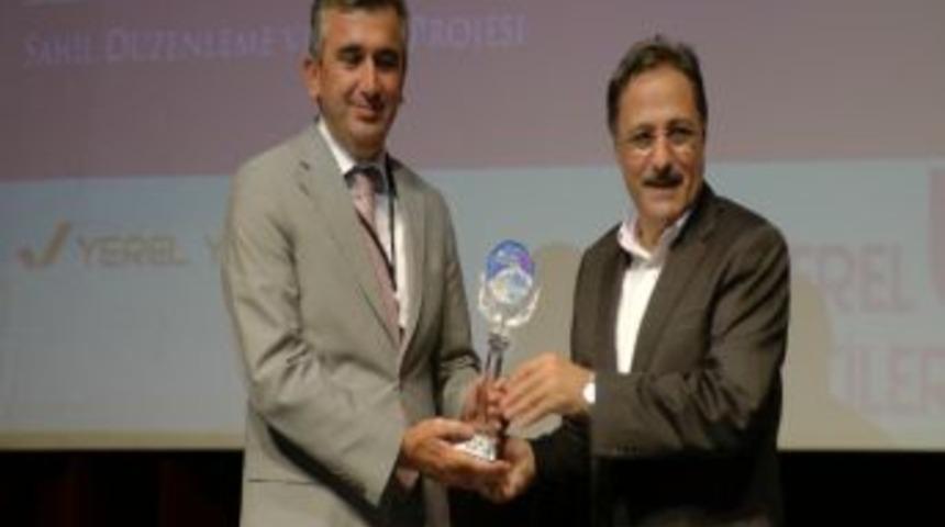 Ak&ccedil;akoca Belediye Başkanı Albayrak&rsquo;a &lsquo;yılın En İyi Yerel Y&ouml;neticisi&rsquo; &Ouml;d&uuml;l&uuml; Verildi