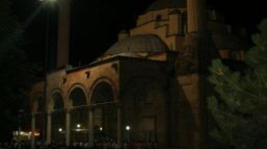 D&uuml;zce&rsquo;de İlk Teravih Namazında Camiler Doldu Tastı