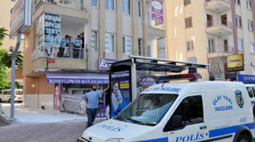 Sevdiği kadının işyerinde intihar etti