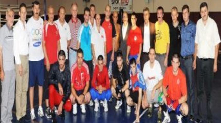 Başkan G&uuml;mr&uuml;k&ccedil;&uuml;oğlu Olimpiyatlara Hazırlanan Boks&ouml;rleri Ziyaret Etti