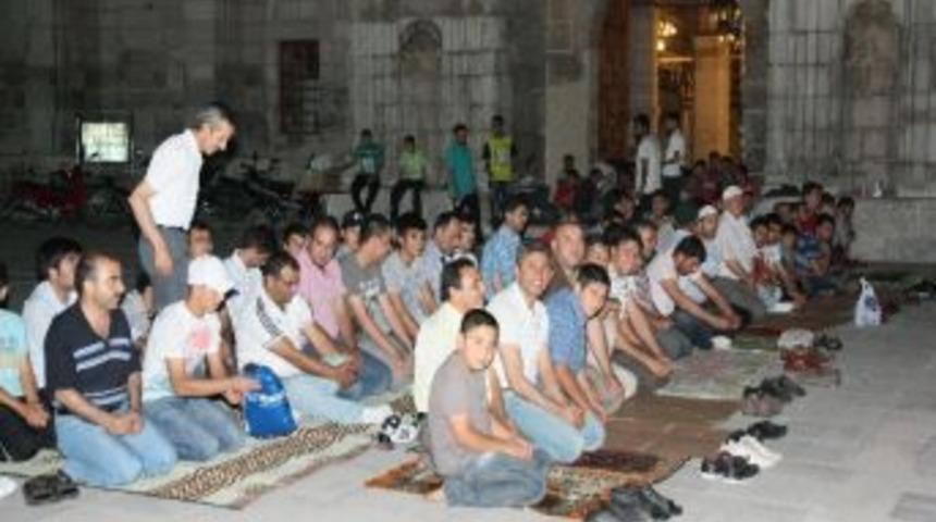 Aksaray&rsquo;da Teravih Namazında Camiler Dolup Taştı