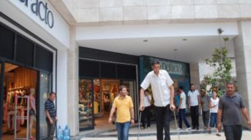 D&uuml;nyanın En Uzun Adamı Alışveriş Merkezini Gezdi