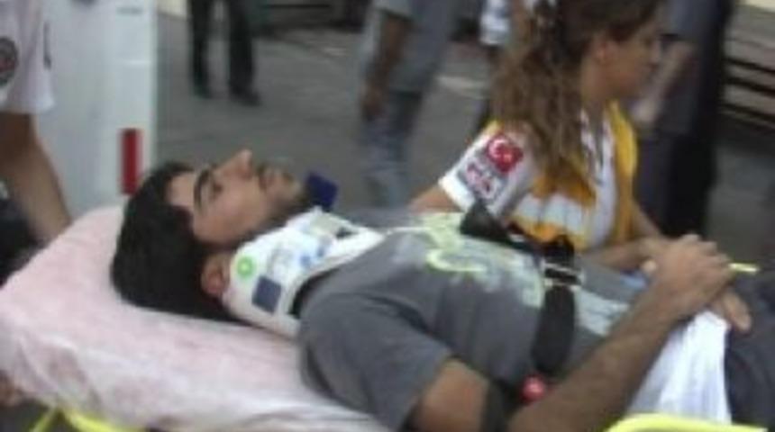 Trafik levhasına &ccedil;arptı: 1 &ouml;l&uuml; 3 yaralı