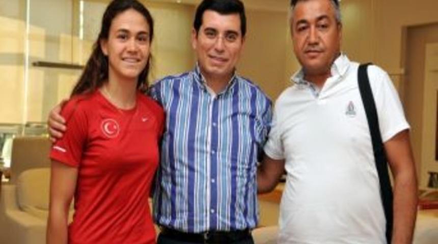 Milli Sporcu Karakuş&rsquo;tan Başkan T&uuml;t&uuml;nc&uuml;&rsquo;ye Ziyaret