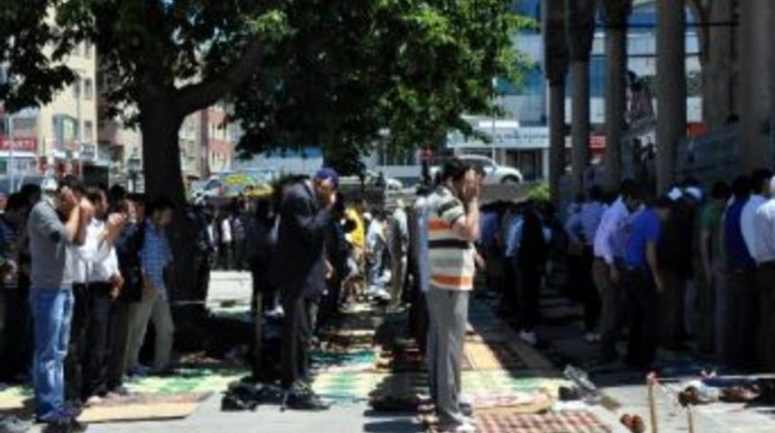 Ramazan&rsquo;ın İlk Cuma Namazı&rsquo;nda Camiler Doldu