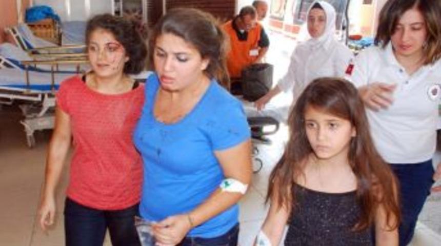 Adıyaman&rsquo;da Otomobil Şarampole Yuvarlandı: 5 Yaralı