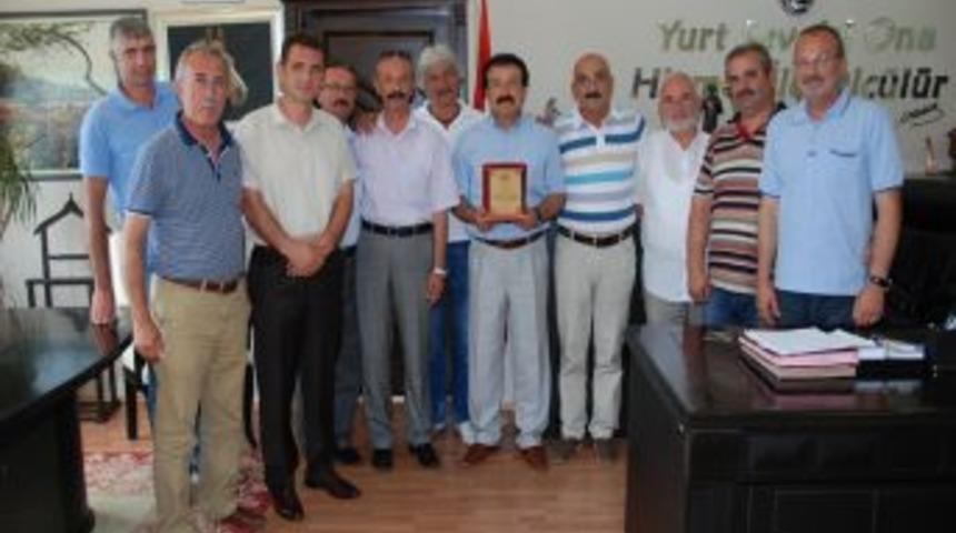 Orta &Ccedil;arşılılardan Başkan Arpacıoğlu&rsquo;na Plaket