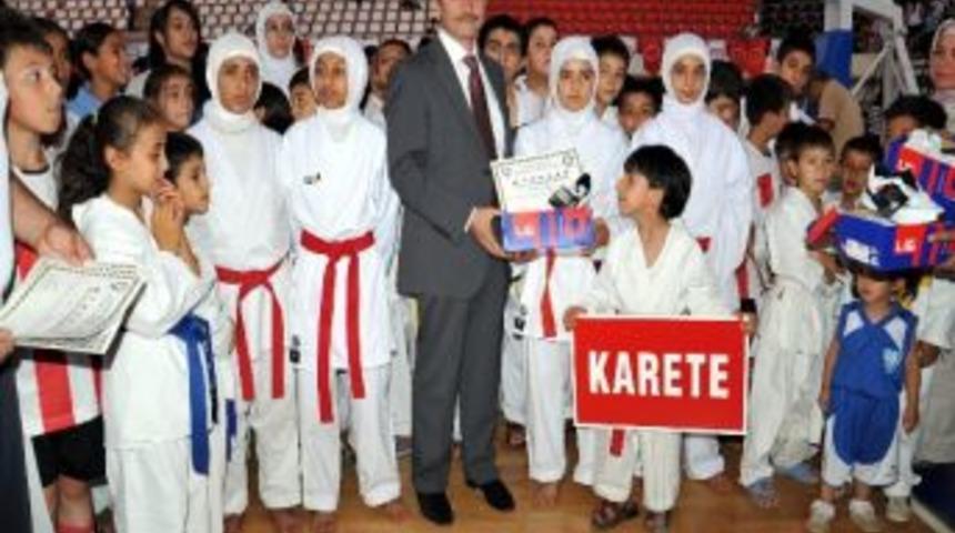 Yaz Spor Okulu &Ouml;ğrencilerine Sertifikalarını Aldı