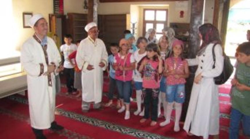 &Uuml;nye&rsquo;nin Tarihi Camisi &Ccedil;ocuklara Tanıtıldı