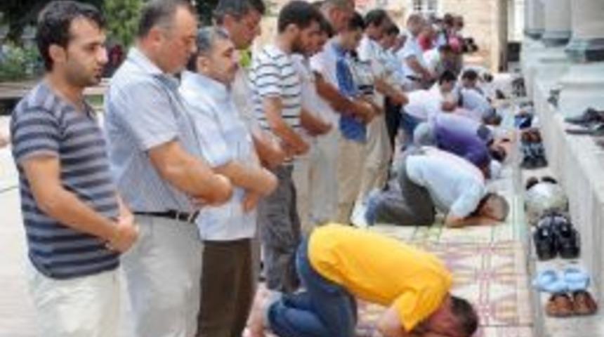 Şehzadeler Şehrinde Ramazanın Ilk Cuma Namazında Camiler Doldu Taştı