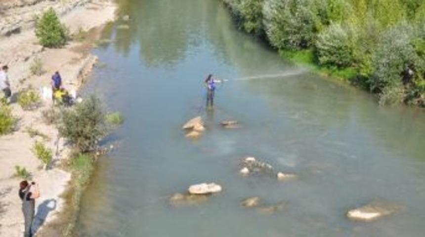 Karab&uuml;k'te Dereler Haşerelere Karşı İla&ccedil;lanıyor