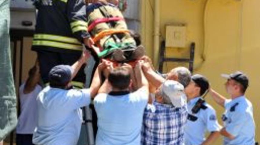 &Ccedil;&ouml;ken Merdivenin Altında Kalan Iş&ccedil;i G&uuml;&ccedil;l&uuml;kle &Ccedil;ıkarıldı