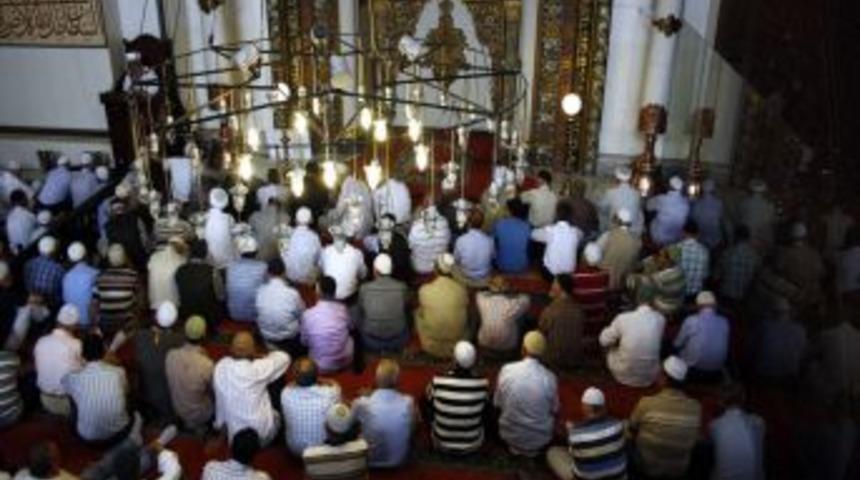 Bursalılar, Ramazan’ın Ilk Cuma Namazı Için Ulu Cami’ye Akın Etti