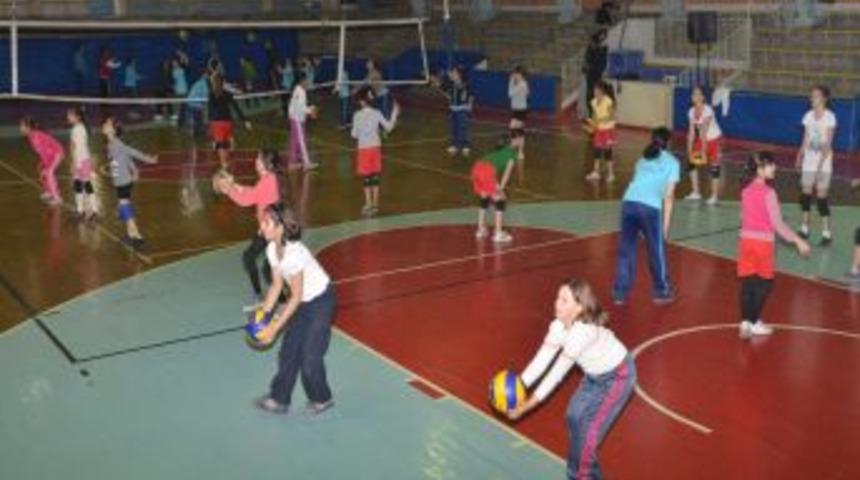 Denizli Belediyesi 8 Bin 200 Kişiye &Uuml;cretsiz Spor Yaptırıyor