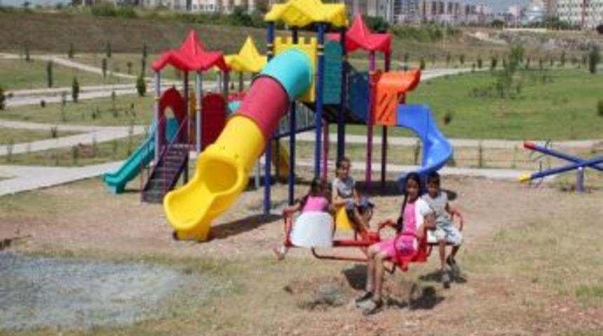 Parklara Yeni Oyun Grupları Ve Spor Aletleri Yerleştiriliyor