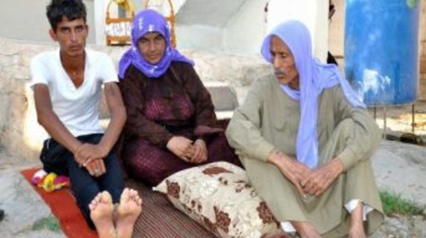 Ayaklarında Yara Bulunan Gen&ccedil; 15 Yıldır &Ccedil;are Arıyor