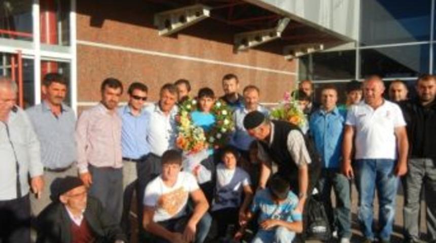 Yıldız G&uuml;reş&ccedil;iler &Ccedil;i&ccedil;eklerle Karşılandı