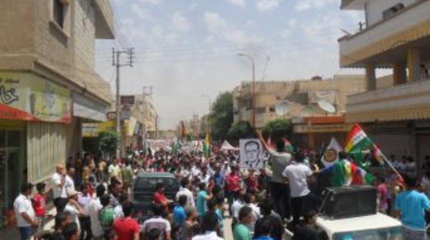 PKK'nın Suriye Uzantısı Esed Posterlerini Indirip S&ouml;zde K&uuml;rdistan Bayrağı Astı