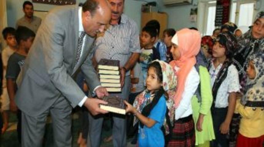 Elazığ Belediye Başkanı Selmanoğlu, Kur&rsquo;an Kursu &Ouml;ğrencilerine Hediye Dağıttı