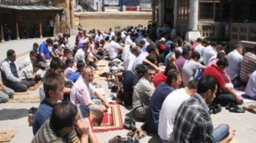 Yozgat&rsquo;ta Cuma Namazında Camiler Doldu