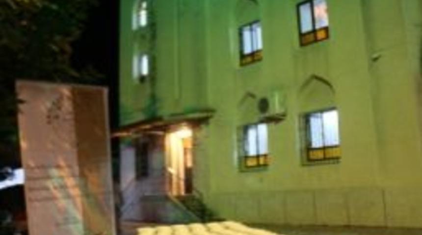 Akhisar Belediyesi'nden Teravih Sonrası Şerbet Dağıtımı