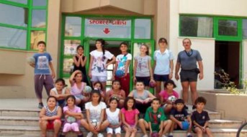 Burhaniye&rsquo;de Hentbolcular Belgelerini Aldı