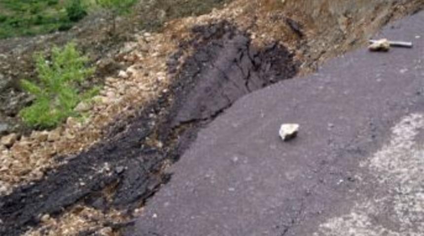 &Ouml;zel İdare K&ouml;ylerde Yol &Ccedil;alışmasına Devam Ediyor