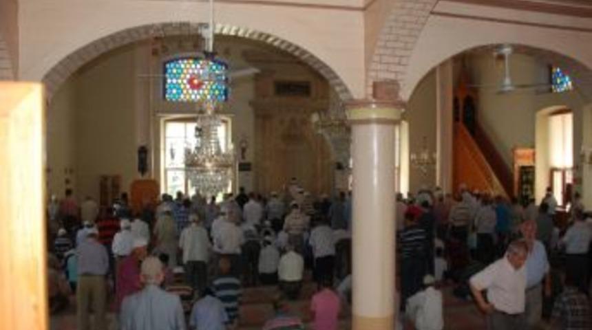 &Ccedil;anakkale'de Ramazan Ayının İlk Cumasında Camiler Doldu Taştı