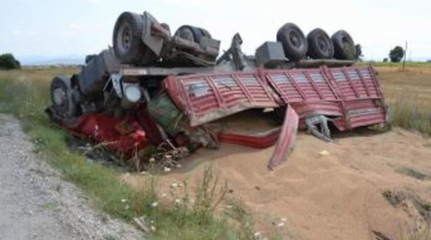 &Ccedil;anakkale'de Buğday Y&uuml;kl&uuml; Tır Devrildi