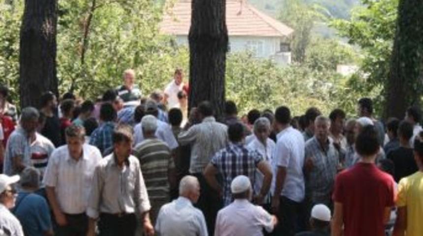 Bı&ccedil;aklanarak &Ouml;ld&uuml;r&uuml;len Gen&ccedil; Toprağa Verildi