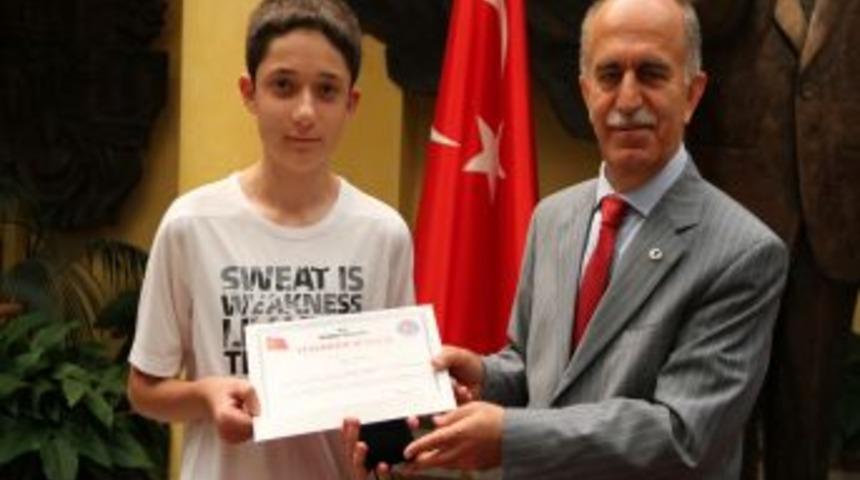 Vali Harput'tan Başarılı &Ouml;ğrenciye Altın