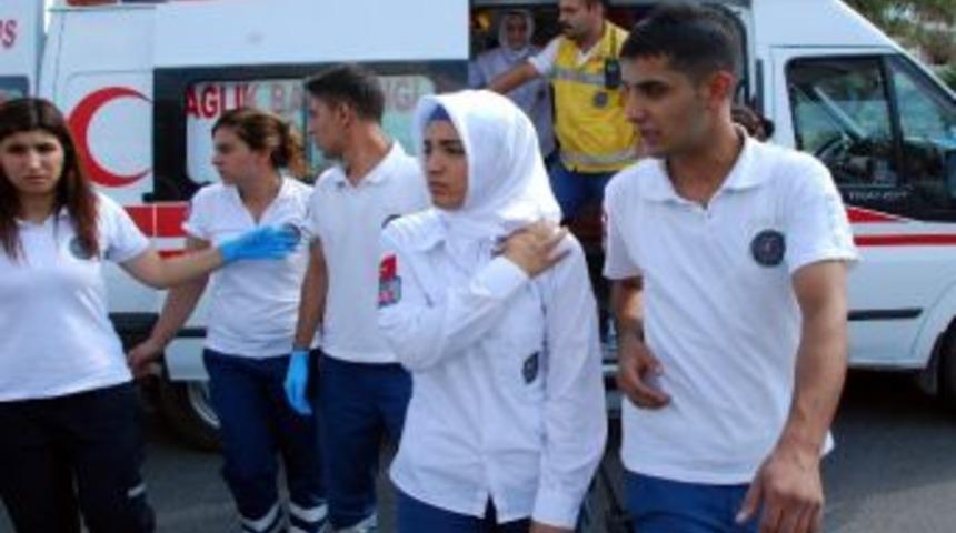 Hasta Taşıyan Ambulans Kamyonetle &Ccedil;arpıştı: 5 Yaralı