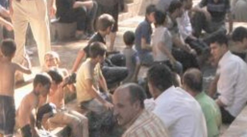 50 Derecede Oru&ccedil; Tutmaya &Ccedil;alışan Şanlıurfalılar, Serinlemek İ&ccedil;in Camilere Akın Etti