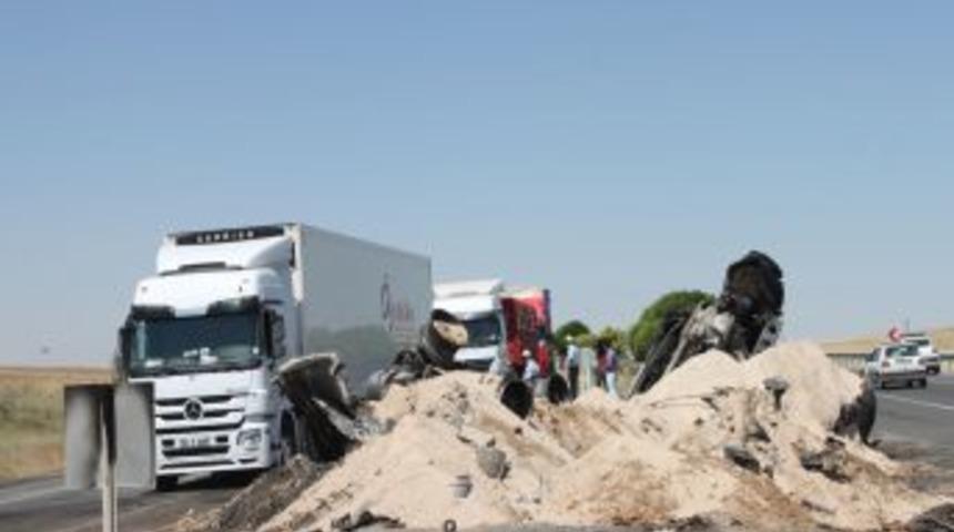 Akaryakıt Y&uuml;kl&uuml; Tanker Devrilerek Yandı