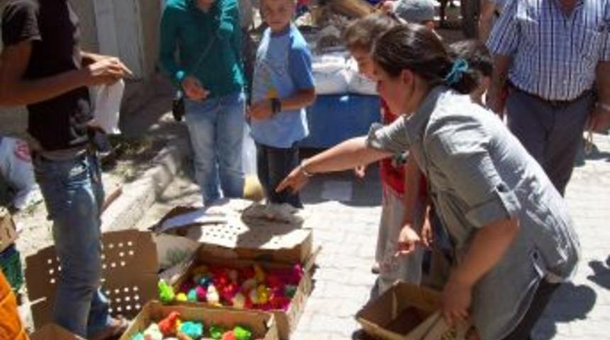 Renkli Civcivler Çocukların Ilgi Odağı Oldu