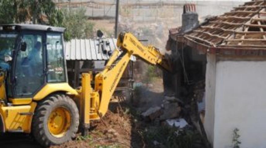 Kar&ccedil;ulha'da Evler Yıkıldı