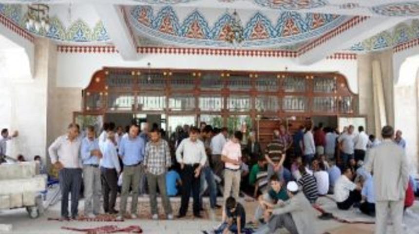 Y&uuml;ksekova'da 5 Bin Kişilik Cami İbadete A&ccedil;ıldı