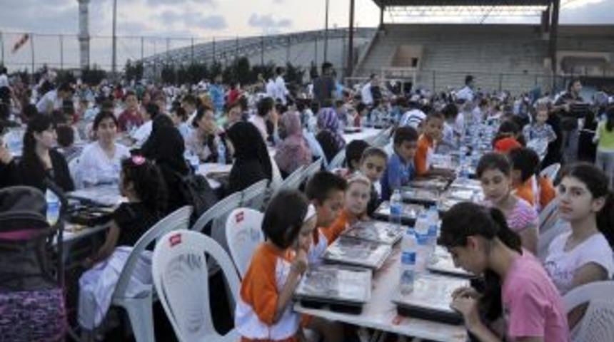 Çocuklar Stadyumdaki Iftar Yemeğinde Buluştu