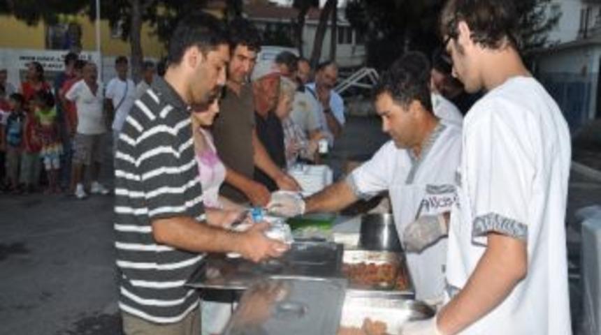 Foçalılar İlk Oruçlarını Kaymakamlık Sofrasında Açtı