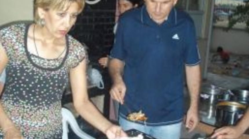 İftar Yemeğini Doktor Eşi Yaptı Kaymakam Servis Etti