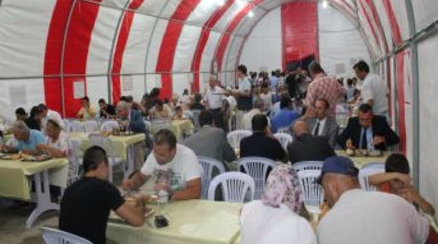 Geleneksel Iftar &Ccedil;adırında Ilk Iftar Coşkusu