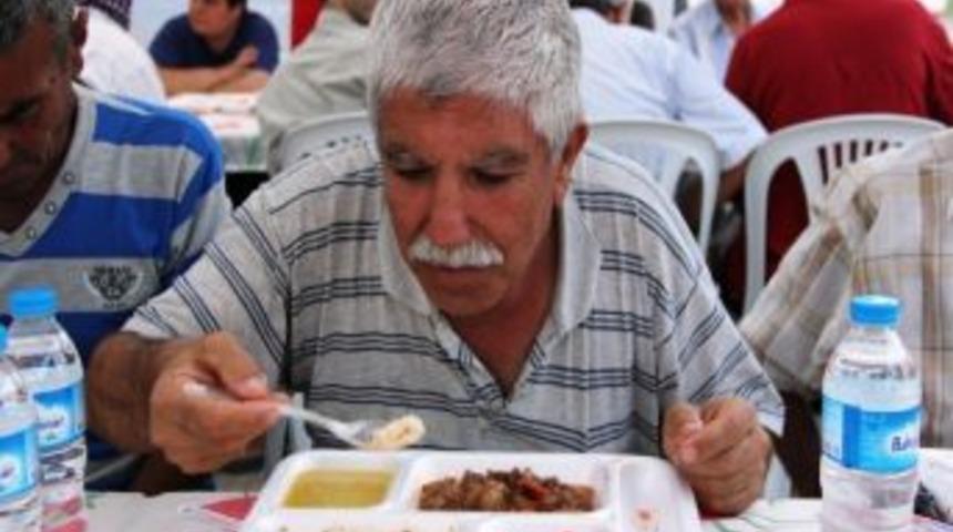 Belediye &Ccedil;adırında İlk İftar