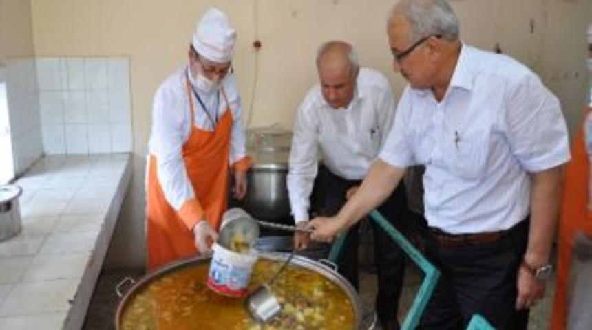 Kocamaz T&uuml;rbede Yemek Dağıttı Orucunu Halkla A&ccedil;tı